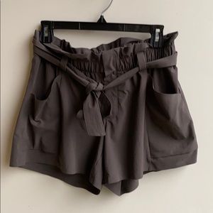 Athleta skyline short arbor olive size 4